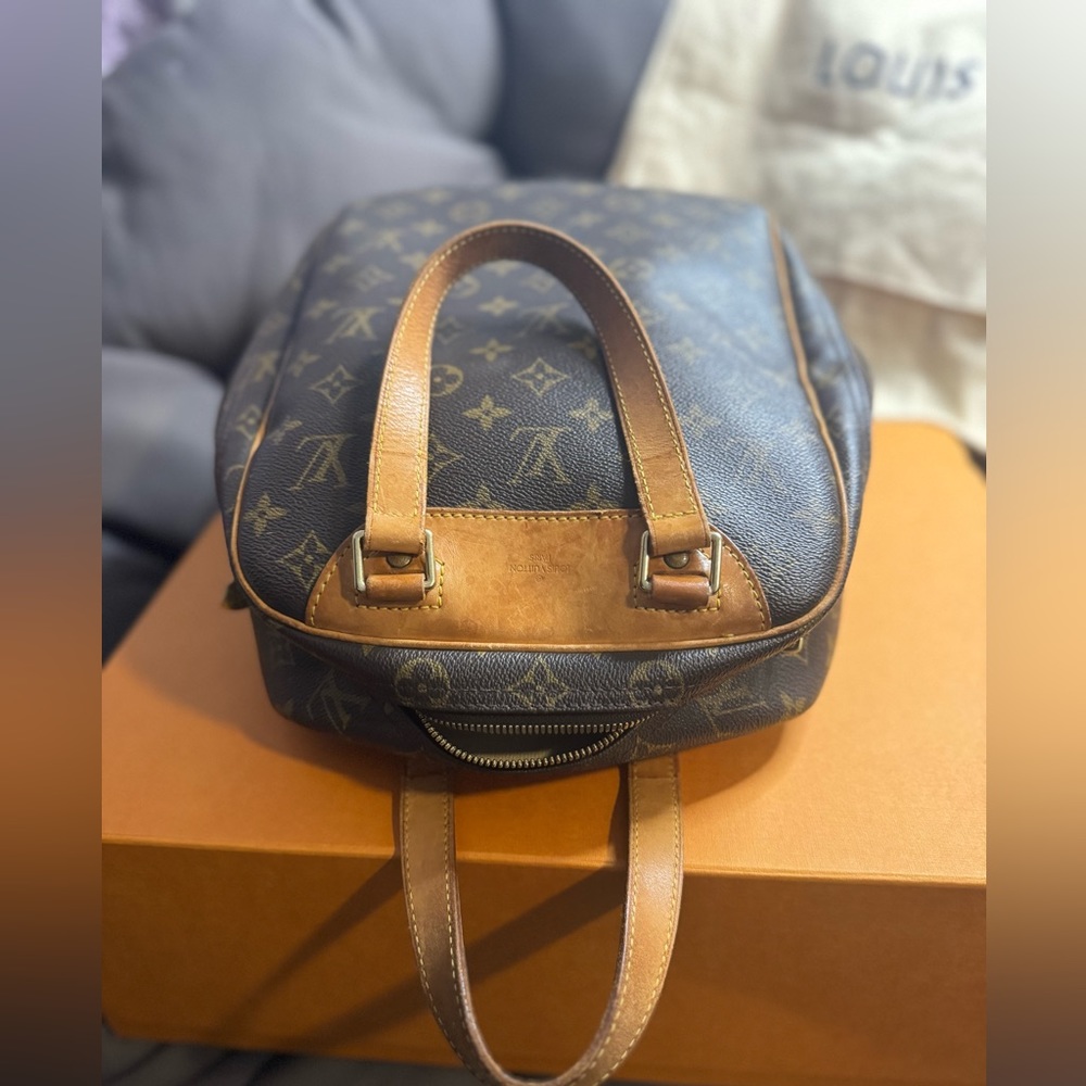 Louis Vuitton monogram excursion handbag. Has authenticity papers. - Picture 14 of 16